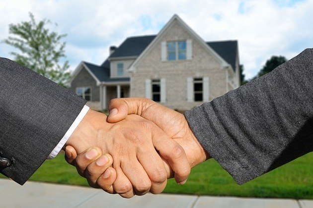 casa própria, aluguel, financiamento, aperto de mãos
