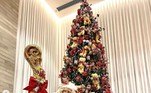A árvore de natal dá dimensão da altura do pé direito da casa. Na imagem, O filho primogênito de Renato, Romeo