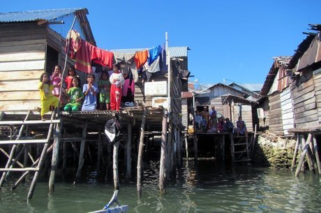 Casas de palafita ou casas-barco são tradicionais entre os bajaus