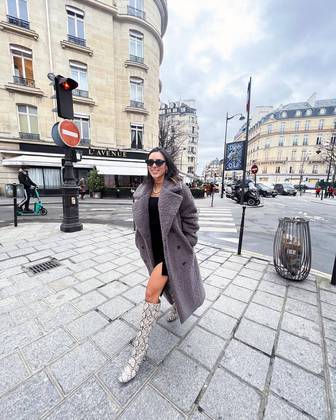 Bruna Biancardi, ex-namorada de Neymar, andou pelas ruas da França com um visual ousado em fevereiro deste ano. Ao combinar vestido preto — com uma fenda discreta — com sobretudo cinza e botas brancas estampadas de cano longo, ela conseguiu unir o estilo sexy ao chique, em um visual criativo