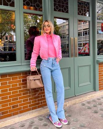 Ana Paula Siebert misturou estilos em um look à la Penélope Charmosa moderna, ao combinar blusa de gola alta, jaqueta esportiva, calça jeans de cintura alta e tênis, para visitar o restaurante The Ivy Chelsea Garden, em Londres, na Inglaterra