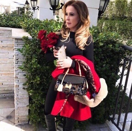 É poder e charme que você quer? Então aposte em um look todo preto e dê aquela quebrada no visual monocromático com um casaco vermelho de gola felpuda, como fez Zilu GodoiVeja também: De pretinho básico a oncinha: Zilu Godoi arrasa com vestidos colados
