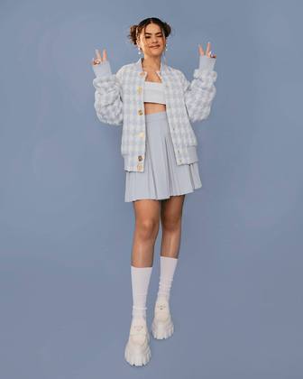 Maisa Silva também apostou em uma jaqueta com estampa xadrez e criou um look com ar colegial ao combinar a saia rodada com meias três-quartos. O cropped e os sapatos plataforma também são hits do momento
