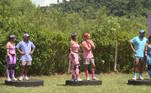 Adrenalina pura! No segundo desafio, as esposas ficaram penduradas no alto por cabos, enquanto os maridos, no solo, respondiam perguntas sobre o relacionamento. Durante a prova, os casais não podiam se comunicar. Se o companheiro acertasse, ela ficava parada, mas, se errassem, caíam em ‘queda-livre’ na gosma