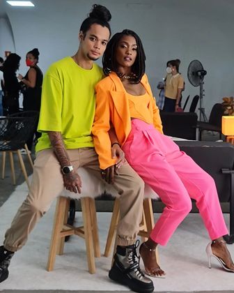 Erika Januza e Juan Nakamura - 14 anosErika Januza, de 36 anos, e Juan Nakamura, filho da modelo e dançarina Carol Nakamura, estão juntos oficialmente desde abril de 2020, quando o jovem de 22 anos organizou uma surpresa romântica para pedi-la em namoro. Em agosto de 2021, durante uma brincadeira de perguntas e respostas no Instagram, Carol revelou que Erika e Juan estão morando juntos. Em entrevista, a atriz já garantou que a diferença de idade entre ela e seu amado não atrapalha em nada e que els gostam das mesmas coisas