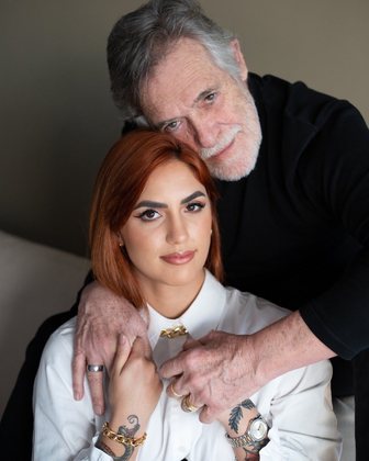José de Abreu e Carol Junger - 51 anosJosé de Abreu, de 75 anos, e a maquiadora Carolynne Junger, de 23, começaram a namorar em abril de 2019. Atualmente, eles estão noivos. Quando completaram dois anos de relacionamento, ela se declarou e falou sobre p preconceito que o casal enfrentou. 