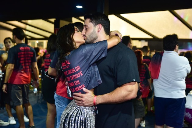 Ivy Moraes e Nandinho Borges, que participaram do Power Couple Brasil 6, também estavam no maior chamego no Anhembi