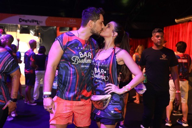 Kamilla Salgado e Eliéser Ambrósio também trocaram beijos em um camarote no Sambódromo do Anhembi