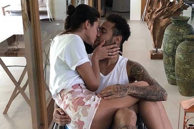 Assim como a irmã, Neymar já foi e voltou muitas vezes nos namoros. O jogador e Bruna Marquezine, ao longo de seis anos de relacionamento, romperam pelo menos quatro vezes. Hoje em dia, o atleta está com Bruna Biancardi, com quem também já terminou e reatou a relação