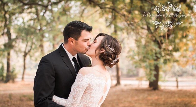 Incêndio atingiu a casa dois antes do casamento, mas conseguiram salvar o vestido da noiva 