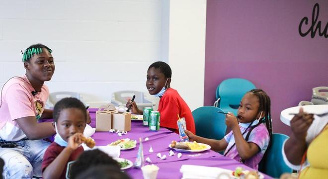 Crianças passaram o dia se alimentando das doações do casamento
