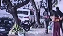 Casal é assaltado por homem em moto na Vila Mariana, em SP; veja vídeo