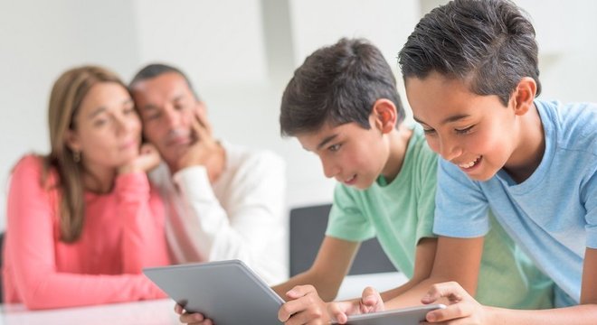 Crianças precisam ter tempo fora da internet para socializar, brincar e fazer atividades criativas 