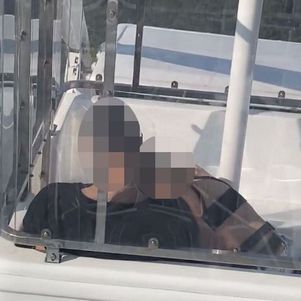 Casal durante ato obsceno em roda-gigante