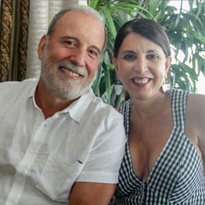 José Bezerra de Menezes Neto, mais conhecido como Binho Bezerra, é considerado o presidente de banco mais jovem do Brasil. Ele assumiu o comando do extinto BicBanco quando tinha 38 anos. Binho, de 66 anos, e a esposa, Luciana Bezerra, de 62, foram encontrados mortos em uma mansão em Guarujá, no litoral de São Paulo, no sábado (9). A suspeita da polícia é que eles tenham morrido intoxicados após um vazamento de gás