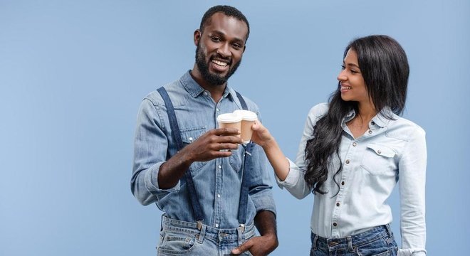 O NHS, serviço de saúde pública do Reino Unido, recomenda beber de seis a oito copos de líquidos por dia, incluindo chá e café 