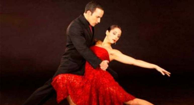 casal dançando tango