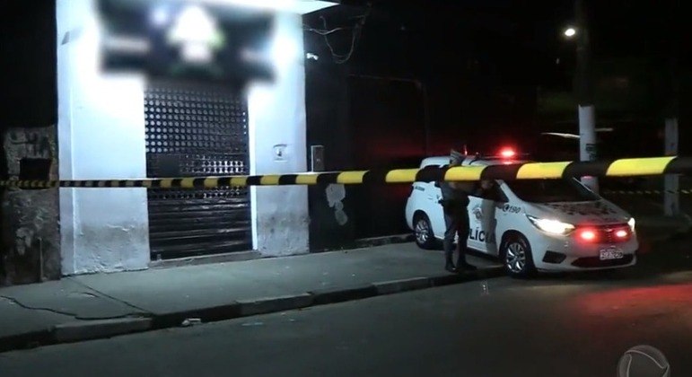De acordo com a polícia, dois suspeitos em uma moto fizeram os disparos