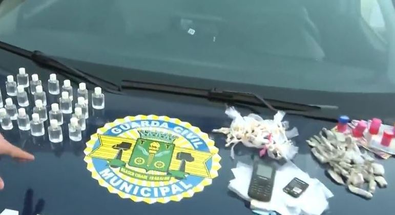 Mulher foi presa de imediato e homem tentou fugir, mas deixou a mochila com drogas