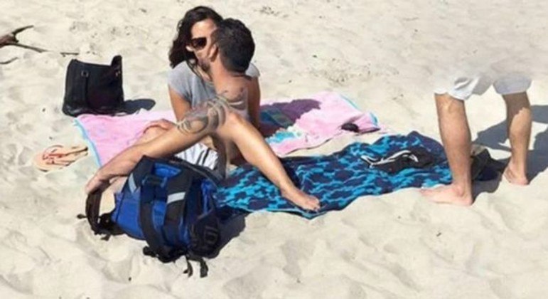 A perna da mulher parece surgir a partir do ombro do parceiro; já o homem ao lado se desfez