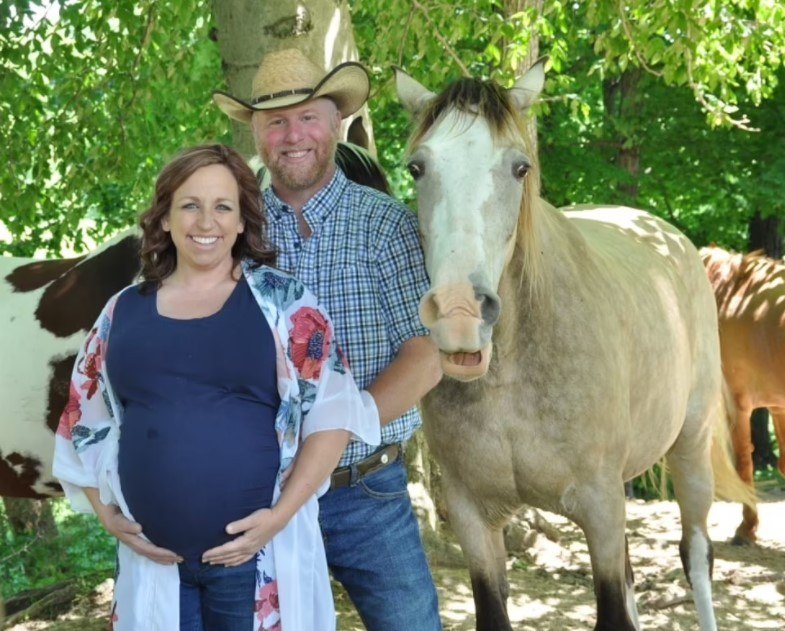 Casal tenta tirar foto de gestação, mas cavalo risonho rouba a