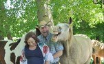 Inicialmente, a ideia do casal era completar a foto com a filha de 10 anos de Phil, Ava, mas ela não pode comparecer. Aí eles tiveram a ideia de compor a imagem com cavalos, incluindo BuckshotLEIA MAIS: Armas, milícia e fugas: a vida insana do ricaço John McAfee