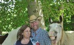 O casal Amanda Eckstein e Phil Werner queria fazer uma bela foto para registrar a gestação, mas acabou ofuscado pelo atrevimento e o sorriso sincero do cavalo Buckshot
