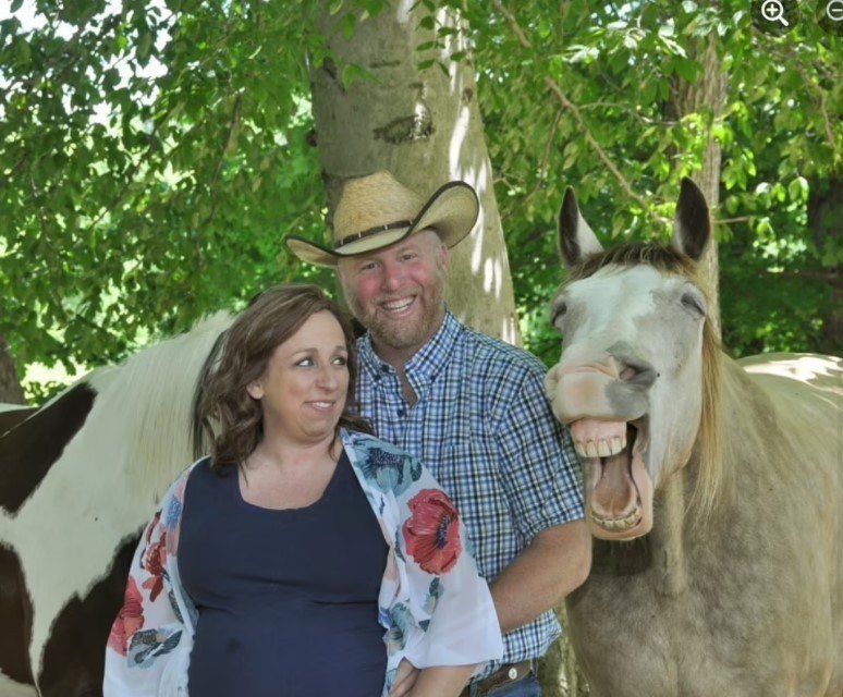 Casal tenta tirar foto de gestação, mas cavalo risonho rouba a