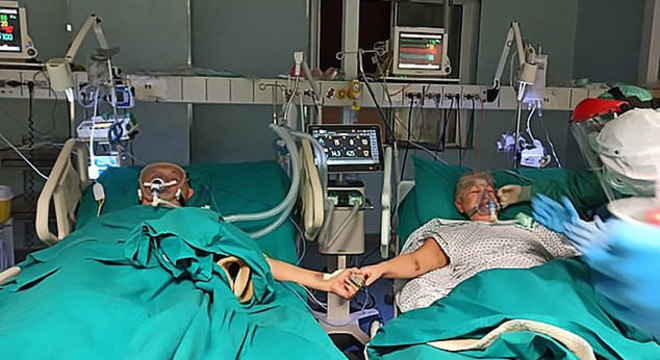 Mesmo convalescentes, os idosos conseguiram dar as mãos na pequena festa de bodas de ouro