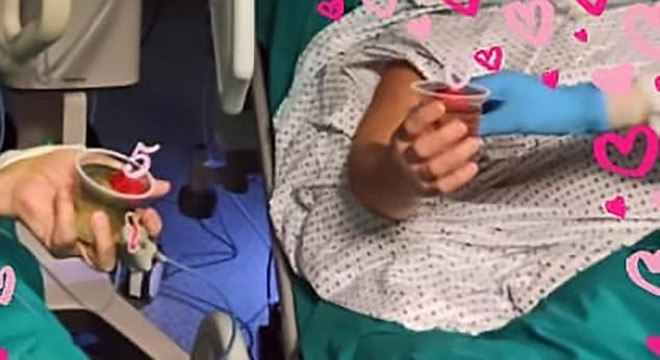 O casal ganhou um bolinho com vela para celebrar os 50 anos de união