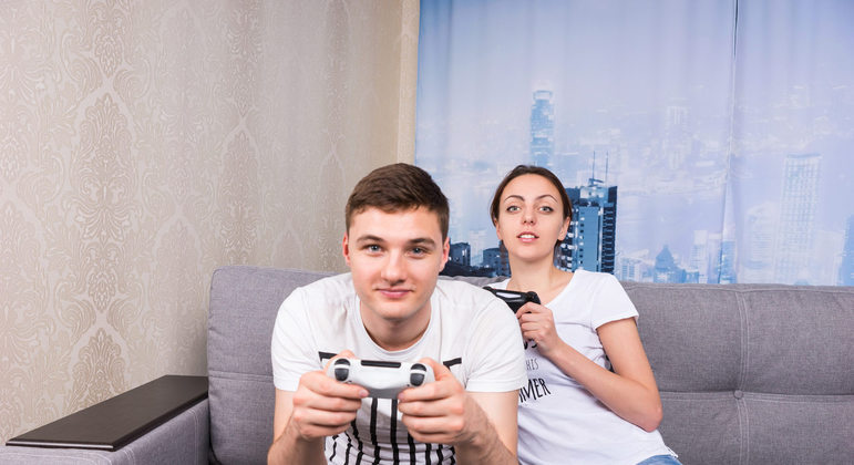 Casal jogando videogame - Depositphotos