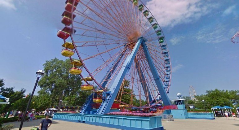 Casal foi acusado de protagonizar momento íntimo em roda-gigante de parque nos EUA