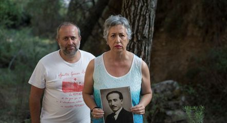 Agustín e Maria Gómez seguram porta-retrato do avô executado em 1936
