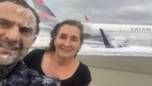 Casal sobrevive a acidente de avião e tira selfie coberto de espuma de combate a incêndios