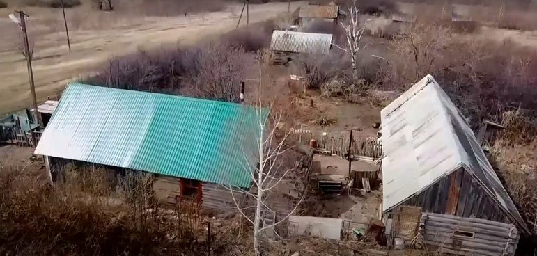Os dois moram em um pequeno povoado na região de Bashkortostan, perto dos montes Urais e da fronteira com o Cazaquistão. A vida solitária deles foi tema de um vídeo publicado no YouTube