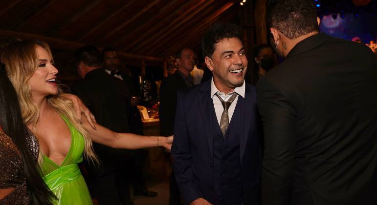 Zezé Di Camargo chama Tierry e Gabi Martins para tirar foto com ele e Graciele Lacerda
