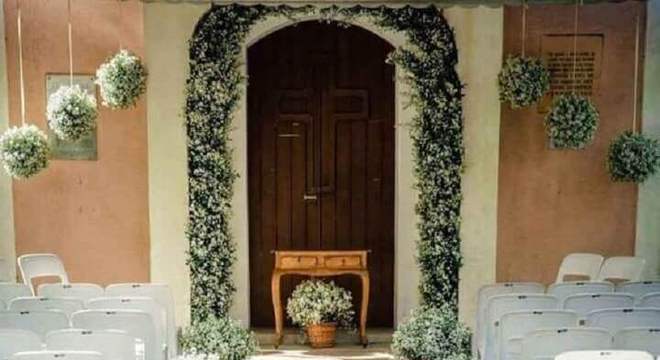 casamento ar livre simples decorado com pequenos cestos com flores brancas