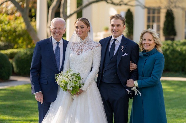 O presidente americano, Joe Biden, recebeu neste sábado (19), na Casa Branca, os convidados do casamento da neta, Naomi, em uma cerimônia à qual a imprensa não teve acesso