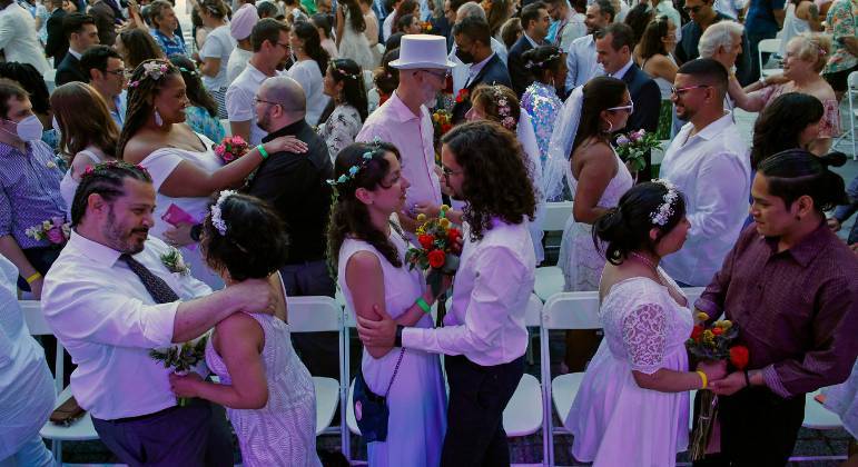 500 casais celebraram o amor no domingo de sol em Nova York
