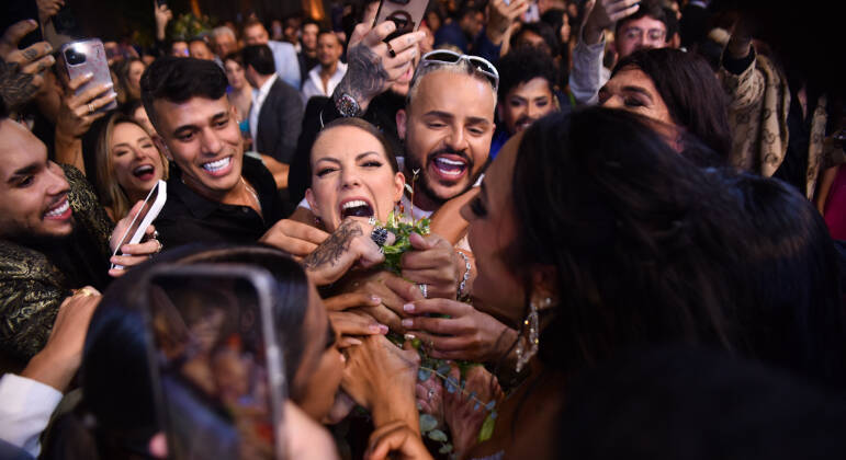 O casamento dos influenciadores Mirela Janis e Yugnir Ângelo em João Pessoa, na noite desta quarta-feira (10), foi muito chique. A cerimônia deve ter custado pelo menos R$ 2 milhões, segundo estimativas. Mesmo assim, teve baixaria na hora de pegar o buquê da noiva 