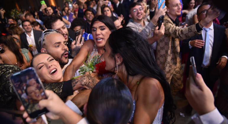 Foi justamento no show de Safadão que o buquê foi jogado para a plateia. Os famosos não se incomodaram em ser flagrados no empurra-empurra e na confusão