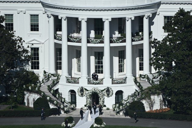 A advogada de 28 anos, moradora de Washington, e filha de Hunter Biden, casou-se com Peter Neal, de 25 anos, formado em direito, no Jardim Sul da mansão às 11h, em uma cerimônia para 250 convidados, segundo a Casa Branca
