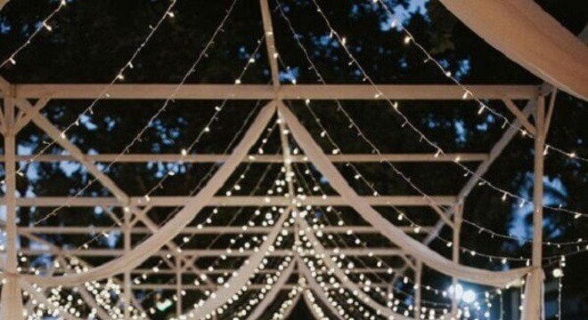 casamento no campo a noite decorado com cortina de luzinhas