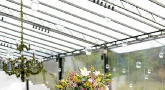 casamento no campo de dia decorado com arranjos de flores grandes