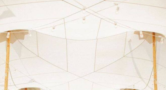 casamento no campo de dia decorado com tenda branca grande 