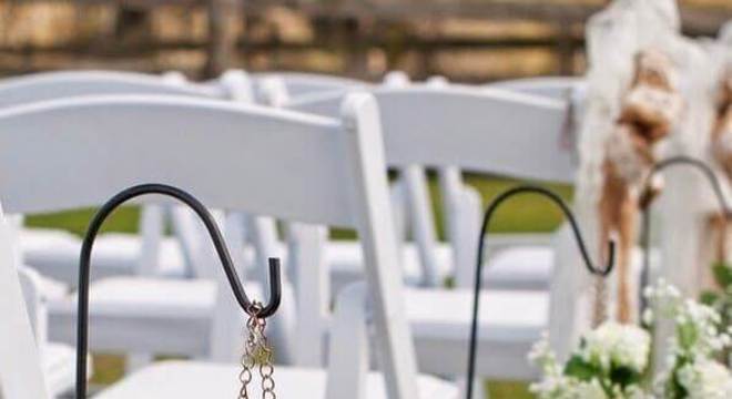 casamento no campo decorado com vasinho de vidro presos nas cadeiras 