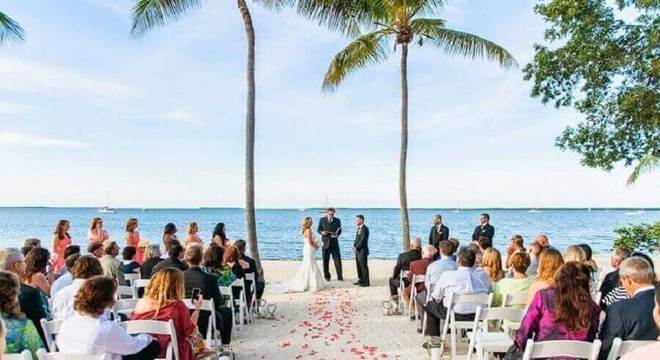 casamento simples ao ar livre na praia