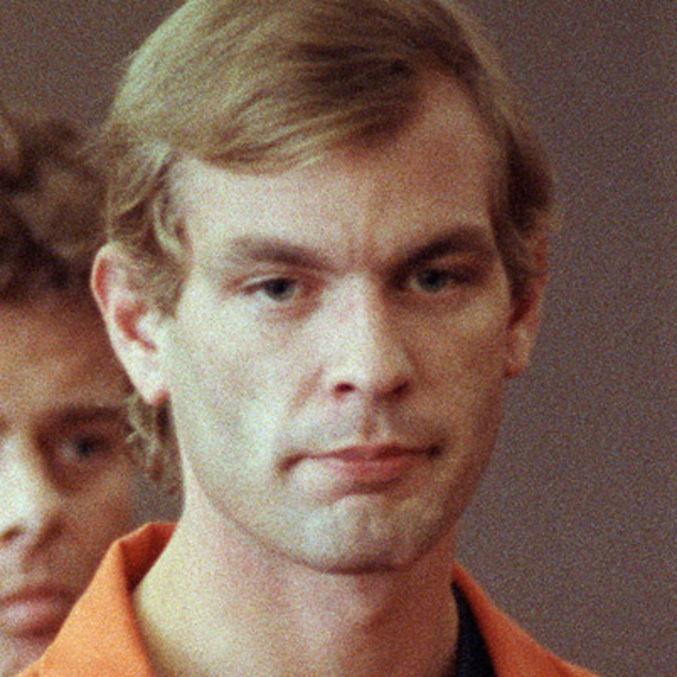 Urna funerária do serial killer está à venda
