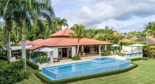 Casas com piscina com borda infinita revestida de pastilhas