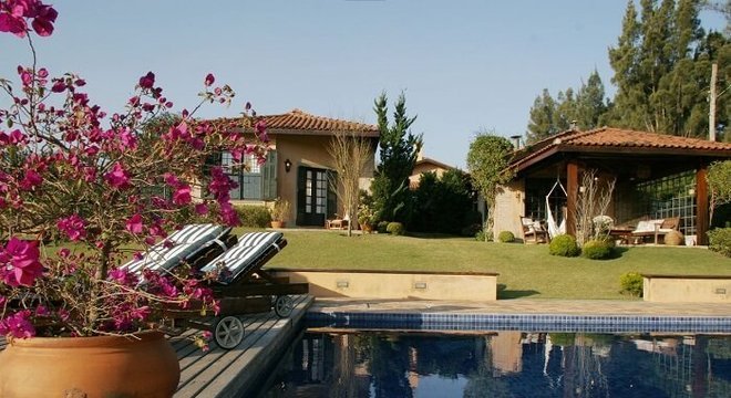 Casas com piscinas com jardim e deck de madeira